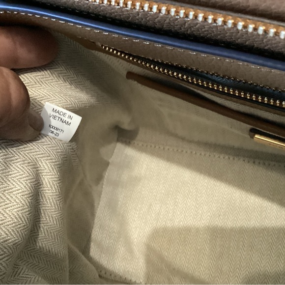 Tory Burch NWT camel brown pebbled shoulder bag with gold hardware - Picture 16 of 16